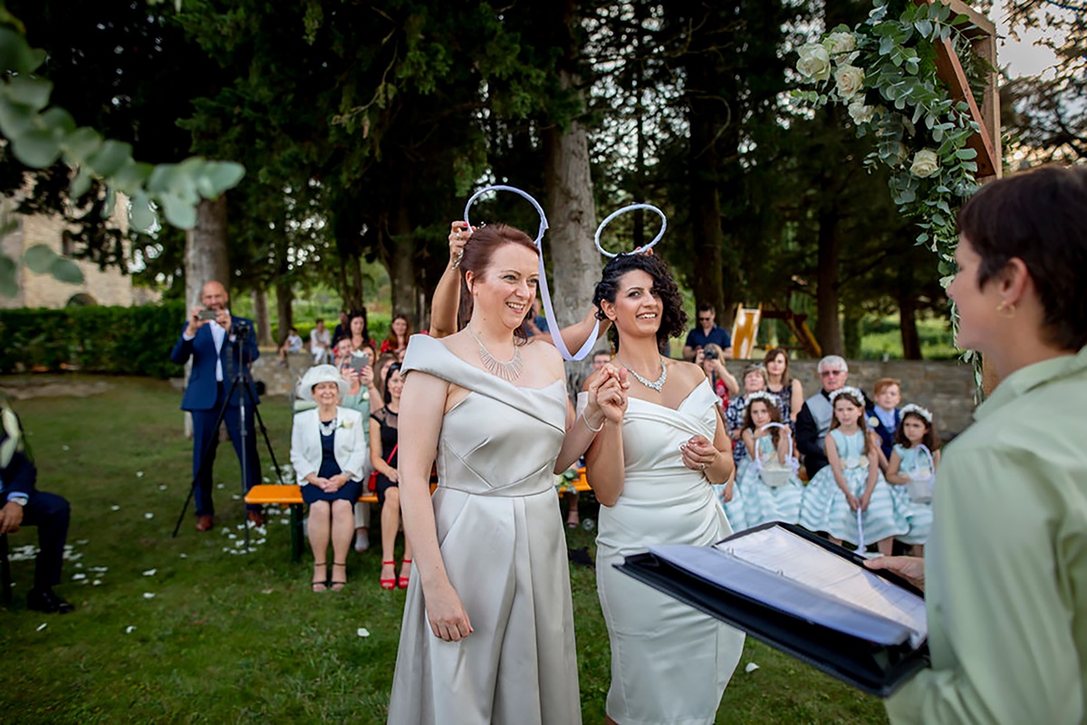 Passaggi-CerimoniaConCelebrante-RitoCoroneGreche-Credits-EmanueleFumantiPhotographer – Pagine Rainbow